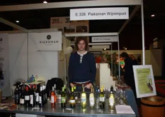 Yvo Pieksman met allerlei geïmporteerde wijnen.