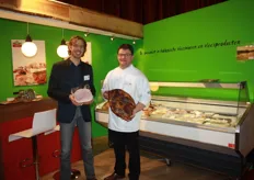 Jaap de Wit en Henk van Oers van Deli Harmony showen vlees.