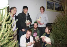 Studenten van Warmonderhof tussen de kippen.