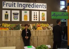 Jolanta Goedhart poseert bij het Fairtrade en biologisch fruit van AgroFair.