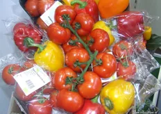 Biologische paprika's en tomaten.