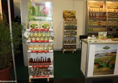 Twee displays met nieuwe producten van Amaizin en La Bio Idea.
