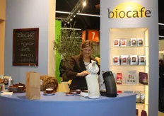 Nina van Leendert zet koffie van Biocafé.