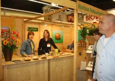 Diana Faay en Alise Kramer in de stand van Horizon Natuurvoeding.