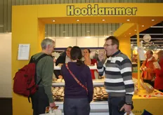 René Rovers en Karin Brouwer laten bezoekers proeven van de nieuwe Hooidammer-kazen van Kaasmakerij Henri Willig.