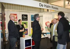 Simone van Lanen van Rosies (links) deelt een stand met Rob van den Berg van graanpletterij De Halm (midden).