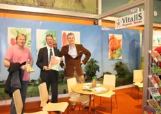 Ron van Dijk (Biologische Groentekwekerij Groenland), Henk Haitsma en Maarten Brensen in de stand van Vitalis. Henk toont de nieuwe kalender.