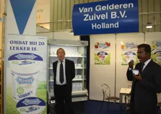 Sjaak van Gelderen laat zijn nieuwe yoghurt proeven door Joby Matthew Muricken, hij organiseert de Natural & Organic Products Expo 2011 in Dubai.