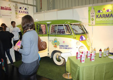 Opvallende flower power-sfeer rondom de gefermenteerde thee van Karma Kombucha, ook aanwezig in de 'Novelty stand'.