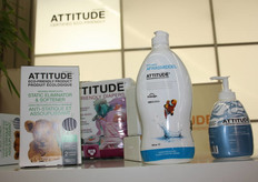 Het linkse product neemt statische electriciteit in de droogtrommel op.