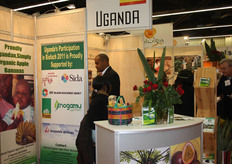 Deze Oegandese telers telen 'Lady Finger Bananas', kleine banaantjes die ook wel Apple Bananas genoemd worden.