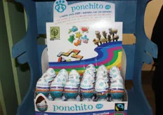 Biologische chocolade-eitjes gevuld met verantwoorde Fairtrade speeltjes die gemaakt zijn in de Filipijnen, Macedonië, Peru en Sri Lanka.