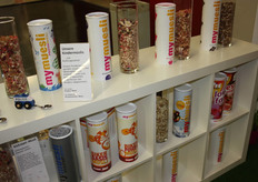 Twee kindermuesli's: Naast de piraten-muesli nu ook prinsessen-muesli voor meisjes. Ook speciale muesli voor waaghalzen, zie de verpakking met parachutesprong.