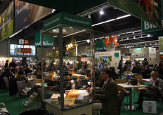 De nieuwe producten van Bioland-producenten verzameld in één vitrine.