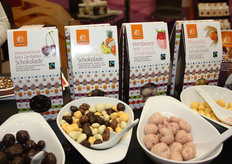 Onder meer exotisch fruit omhuld met verschillende soorten chocolade, kersen met donkere chocolade en fysalis met vruchtenchocolade.