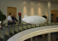 ... een zeppelin hing continu boven de binnenkomende bezoekers bij de oostelijke ingang.