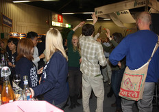 Gezellig aan het dansen bij de stands van FiBL en IFOAM tijdens de Organic Night (donderdagavond).