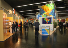 Veel kleurrijke stands uit Zuid-Amerika in de eerste hal.