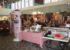 Een mooi Italiaans tafereeltje, met al die mensen op de achtergrond was de standhouder (rechts in de hoek) in ieder geval nooit alleen.