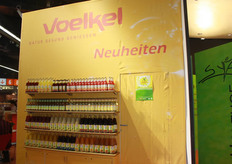 Voelkel had diverse nieuwe dranken, waaronder de sappen van Bio Family, in de smaken mango, ananas, multifruit, banaan, kers en bloedsinaasappel. In dit schap verder BioZischm de bio-limonade van Voelkel.