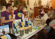 Bezoekers konden veel van de producten op deze tafel van dichtbij bekijken.