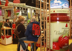 Grote pot aardbeien jam.