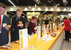 Bezoekers verdiepen zich in het achtergrondverhaal van de producten, rechts op de foto de noviteiten van De KleinsteSoepfabriek.