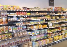 Een deel van de wand is ingericht met het glutenvrije aanbod.