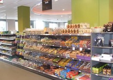 Veel verschillende koekjes en snoep.