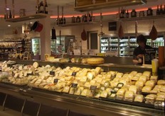 Een deel van de grote versafdeling middenin de winkel.