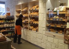 Het brood wordt aangevuld.