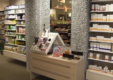 Grote spiegel tussen de cosmeticaproducten.