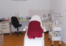 In het pand zat voorheen een bank gevestigd. Achter deur van de oude bankkluis bevindt zich de opslagruimte en een compleet schoonheidssalon.