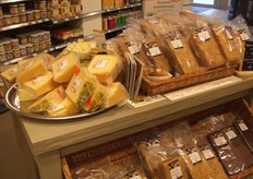 Aanbieding met kaas en brood.