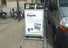 Aanbiedingenbord naast de winkel.