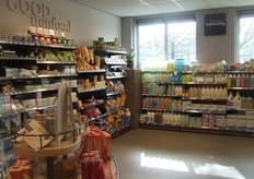 De hoek met huishoudelijke producten en diervoeding.