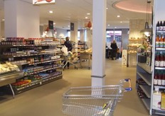 De overgang van het winkelgedeelte naar het horecagedeelte.