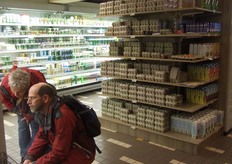 Geïnteresseerde klanten bekijken de zuivel nader.