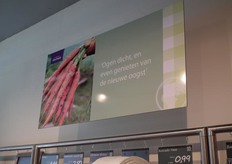 Bord met toepasselijke slogan boven het fruit.