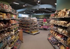 Overzicht van het achterste deel van de winkel. Links de koffie.