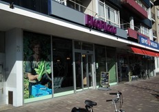 De voorgevel van de EkoPlaza in Tilburg.