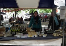 Astrid werkt zelf bij Gimsel in De Groene Passage en toont hier wat kazen en wijnen die in de winkel verkrijgbaar zijn.