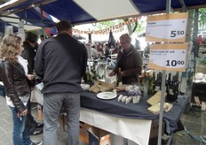 Ook Barbara Gielbert liet bezoekers proeven van kaas en wijn.