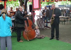 Tussendoor werden de bezoekers vermaakt met wat Jazz-muziek.