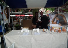 Xiomara en Frank legden bezoekers de werking van de verzorgingsproducten van Aveda uit.