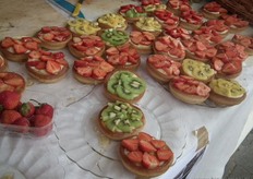 Echte lente-hapjes, met gele en groene kiwi en aardbeien.