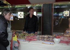 Stefan van Natudis laat mensen proeven van de koekjes van De Rit.