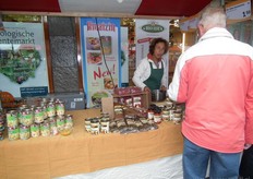 Anke laat bezoekers proeven van de ananas van Amaizin en de nieuwe soepen van La Bio Idea.