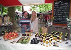 Everard Kronenburg (Agro Ambiential) en Deborah Post in de stand van Rootz.