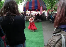 Een buikdanseres vermaakt de bezoekers.
